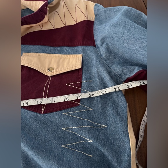 Vintage Wrangler‎ Denim Shirt with Burgundy and Beige Details, pearl buttons - Picture 4 of 6